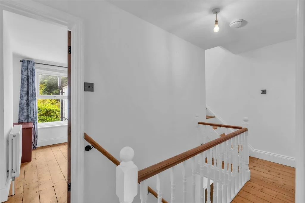 Barrington Road, Horsham, RH13, photo 17