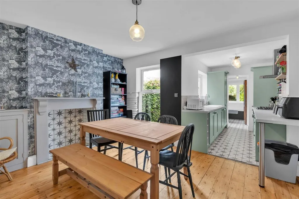 Barrington Road, Horsham, RH13, photo 2