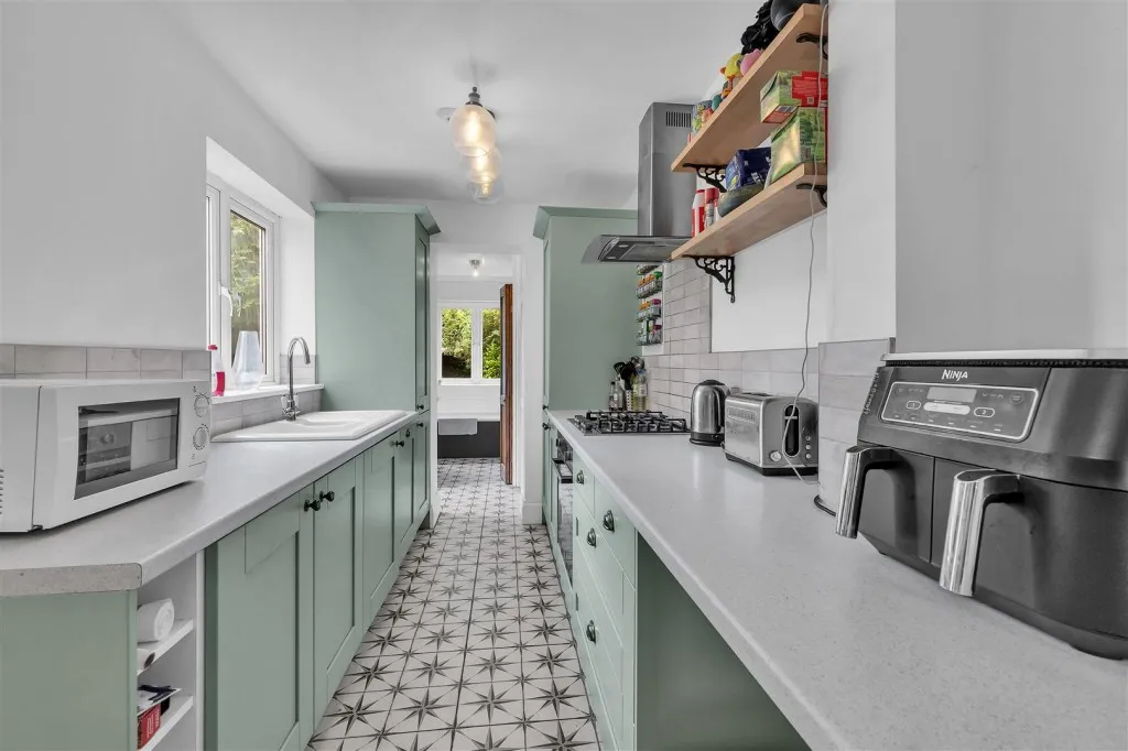 Barrington Road, Horsham, RH13, photo 3