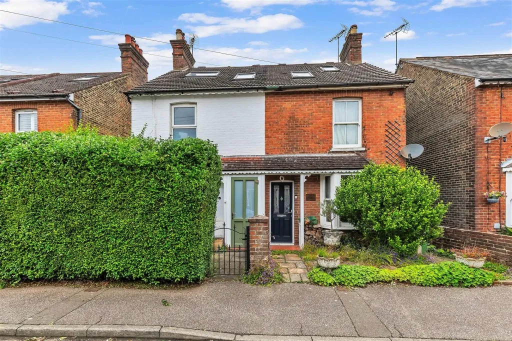 3 bed house for sale, Barrington Road, Horsham, RH13