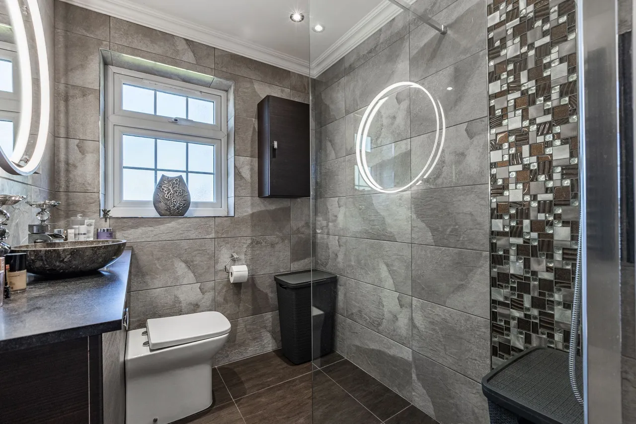 Impressively Extended Five Bedroom Fa, photo 18