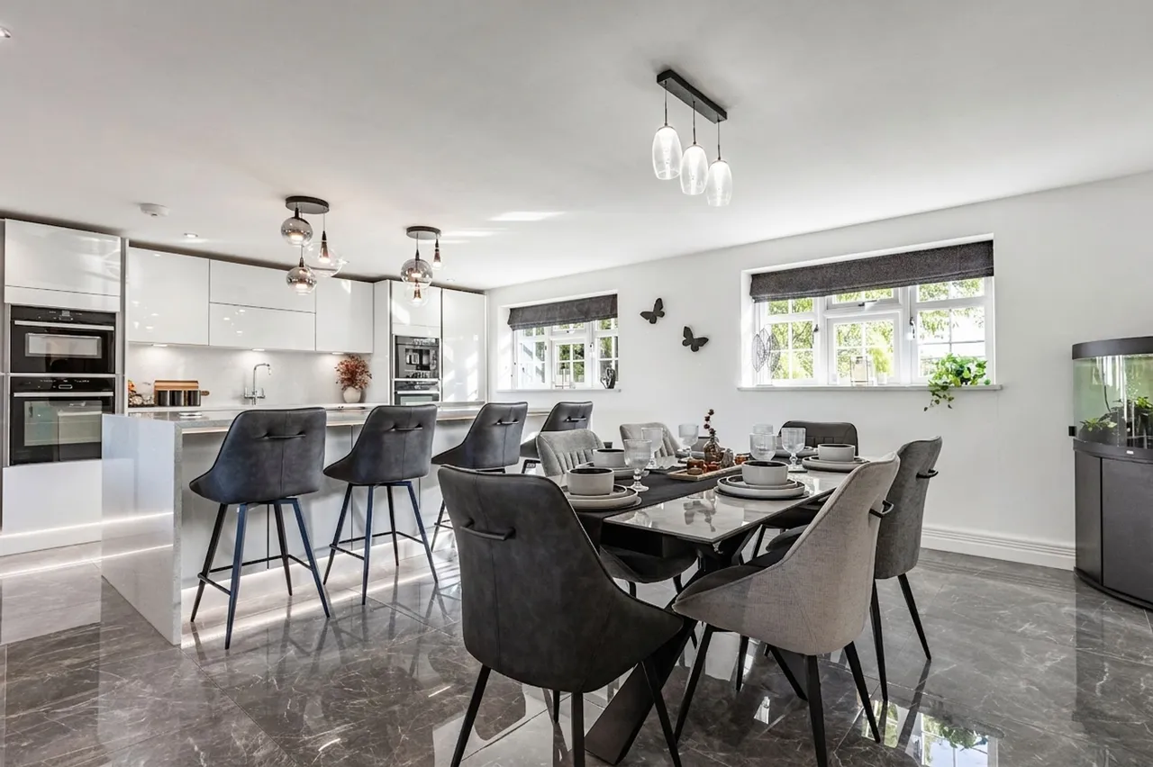 Impressively Extended Five Bedroom Fa, photo 3