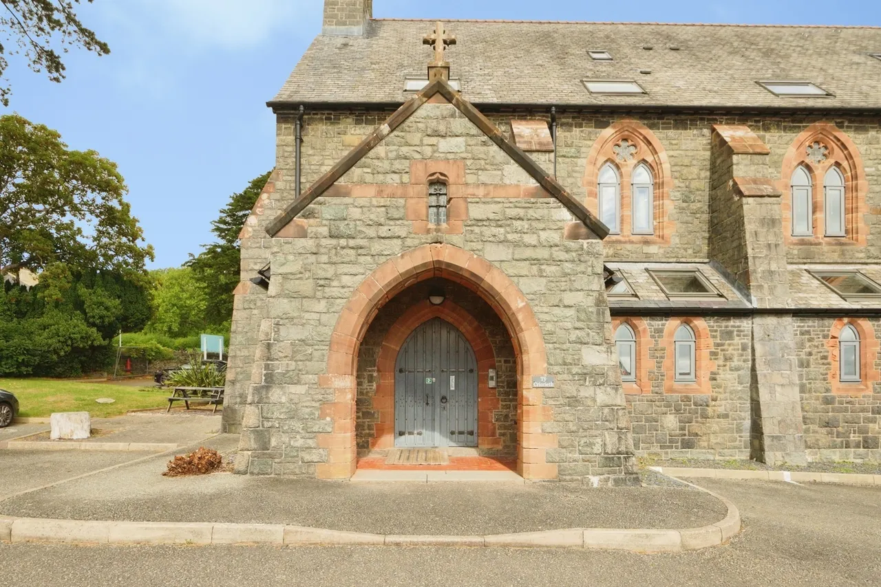 1 bed flat for sale, Porthmadog Road, Criccieth, LL52