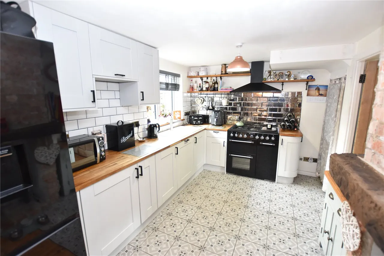 Pinehurst Avenue, Farnborough, Hampshire, GU14 7LL, photo 3