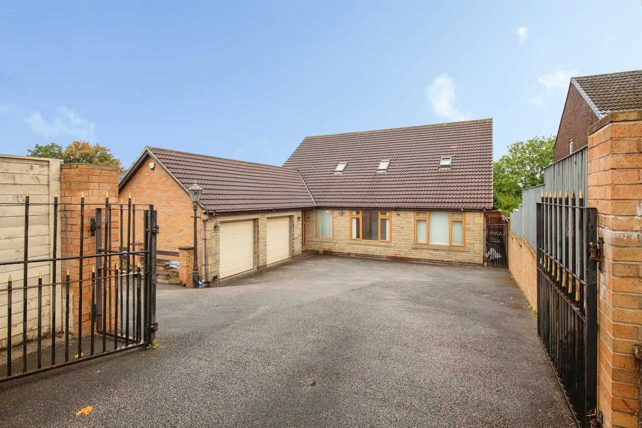 5 bed house for sale, Rotherham Road, Barnsley, S71