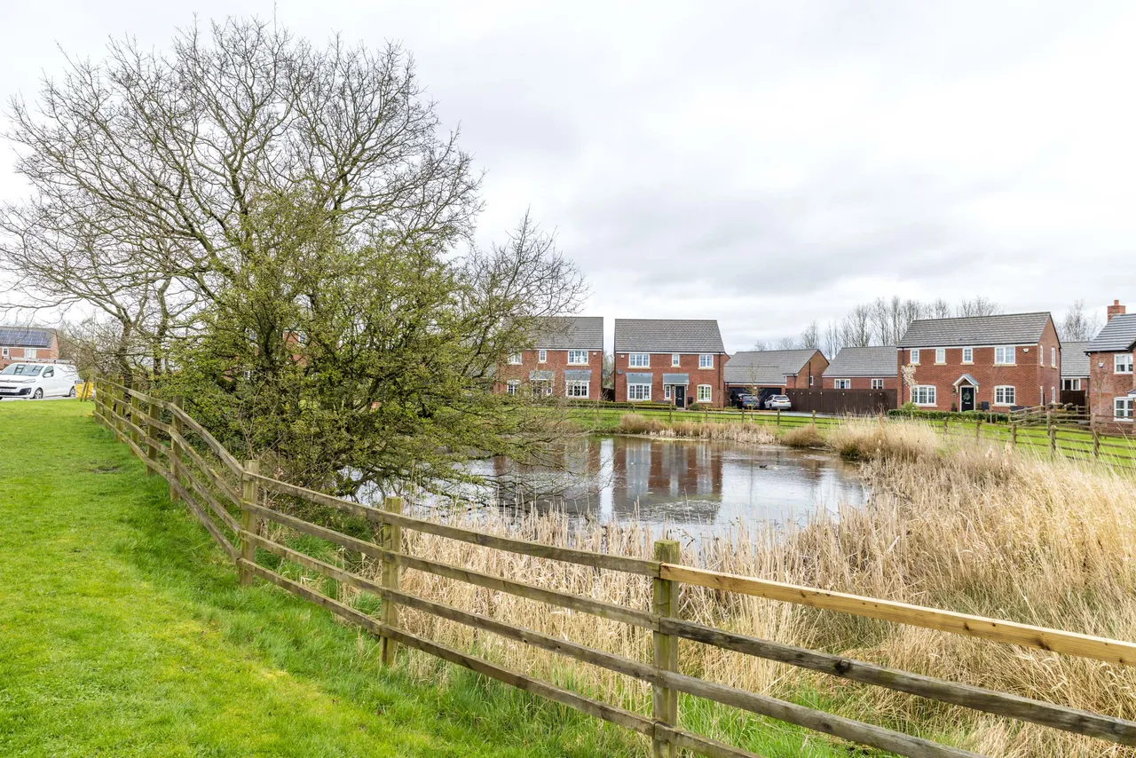 Fairway, Standish, WN6, photo 21