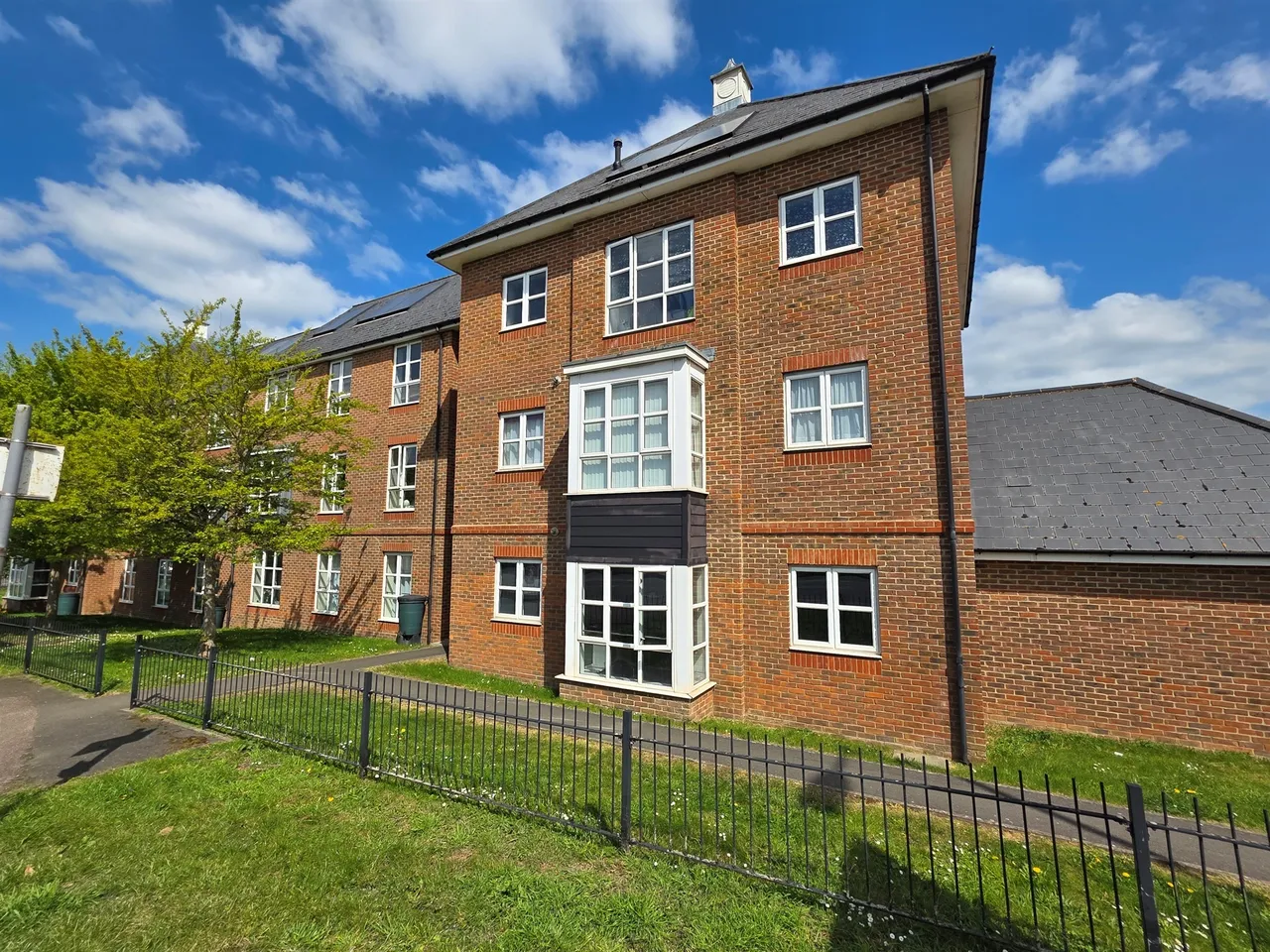 2 bed flat for sale, Poole Close, Aylesbury, HP21