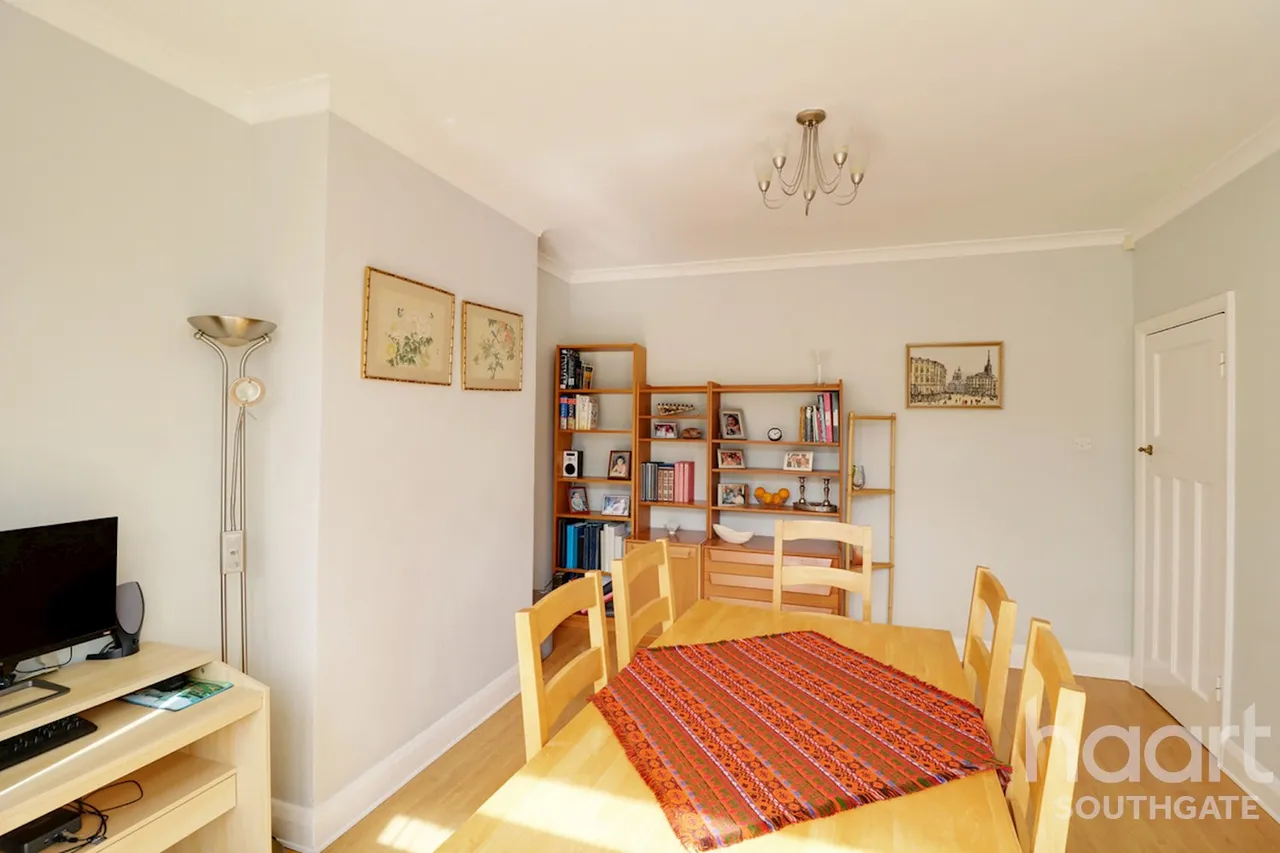 South Lodge Drive, London, N14, photo 14