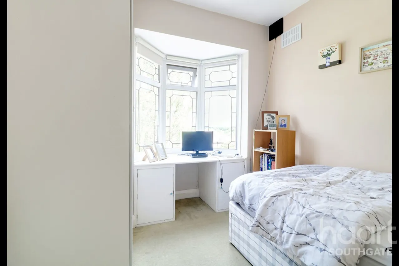 South Lodge Drive, London, N14, photo 17