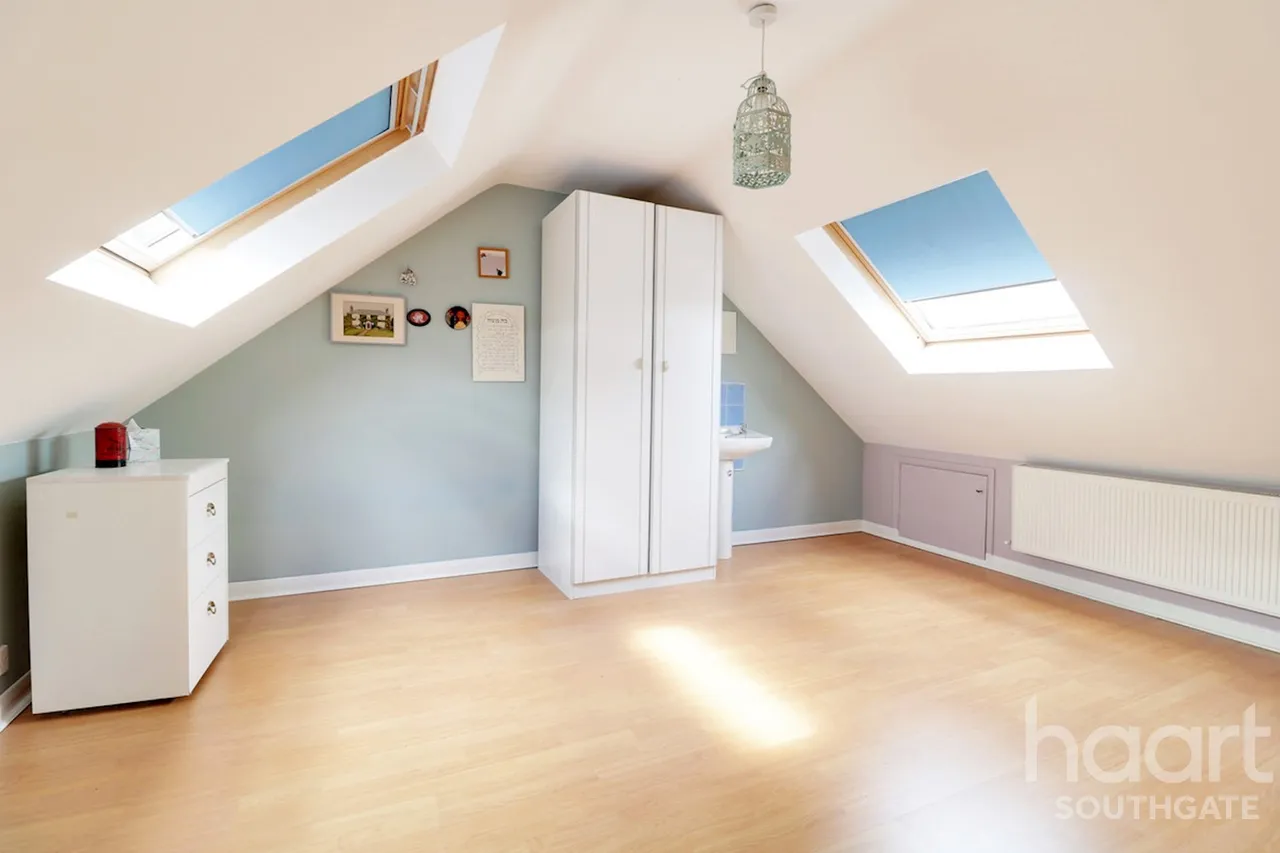 4 bed house for sale, South Lodge Drive, London, N14