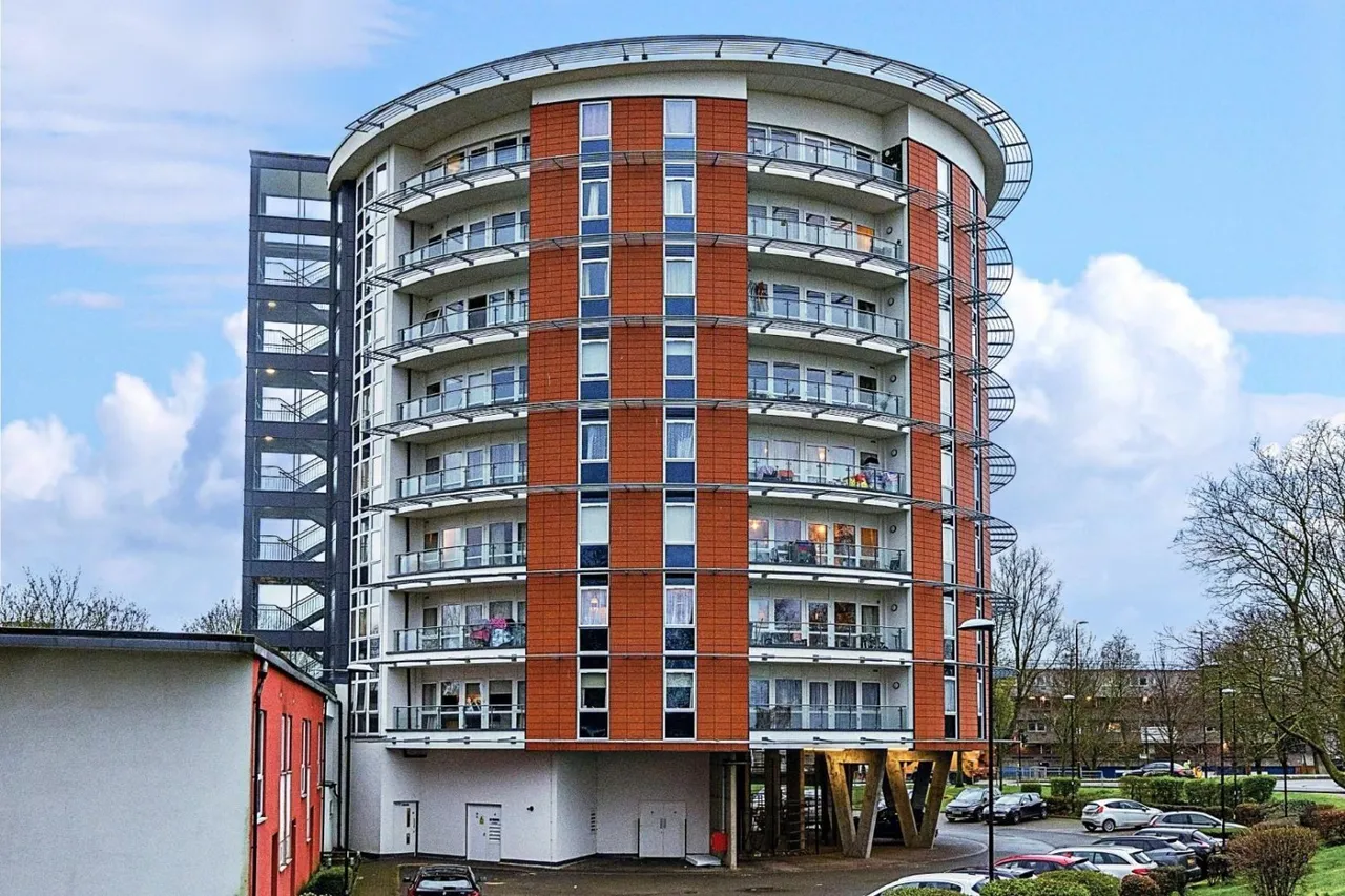 2 bed flat to rent — Poplar Place, London
