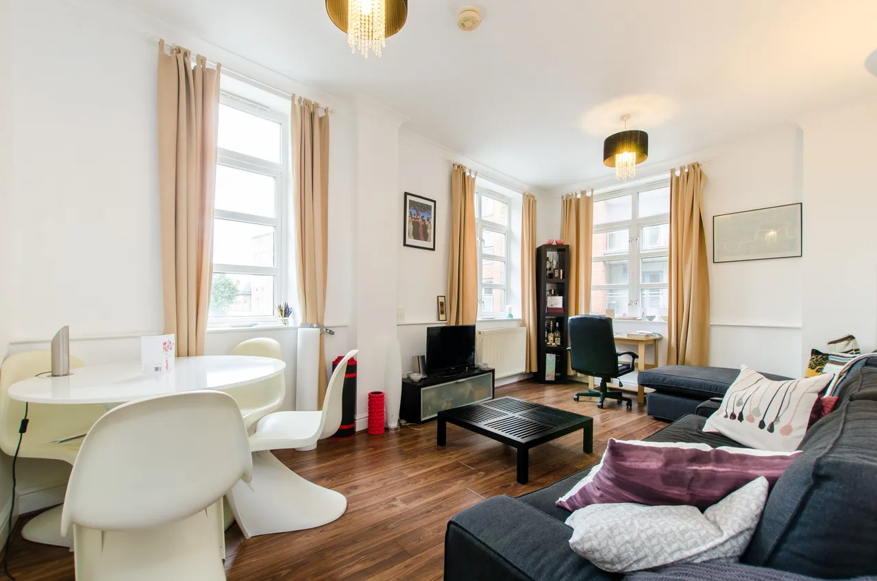 1 bed flat to rent — 7 Albany Court, 18 Plumbers Row, London