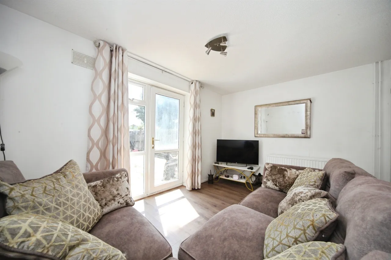 Branton Close, Luton, LU2, photo 2