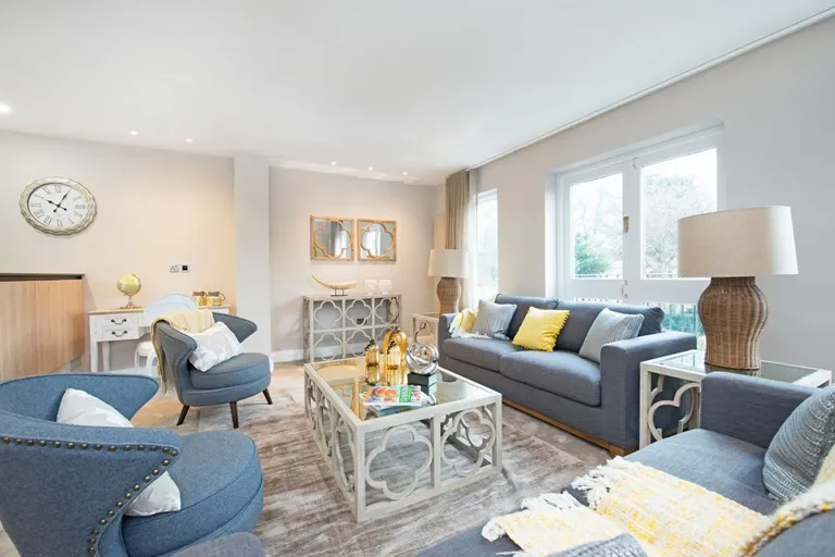 3 bed flat to rent — Lyndhurst Road, Hampstead, NW3 5PB