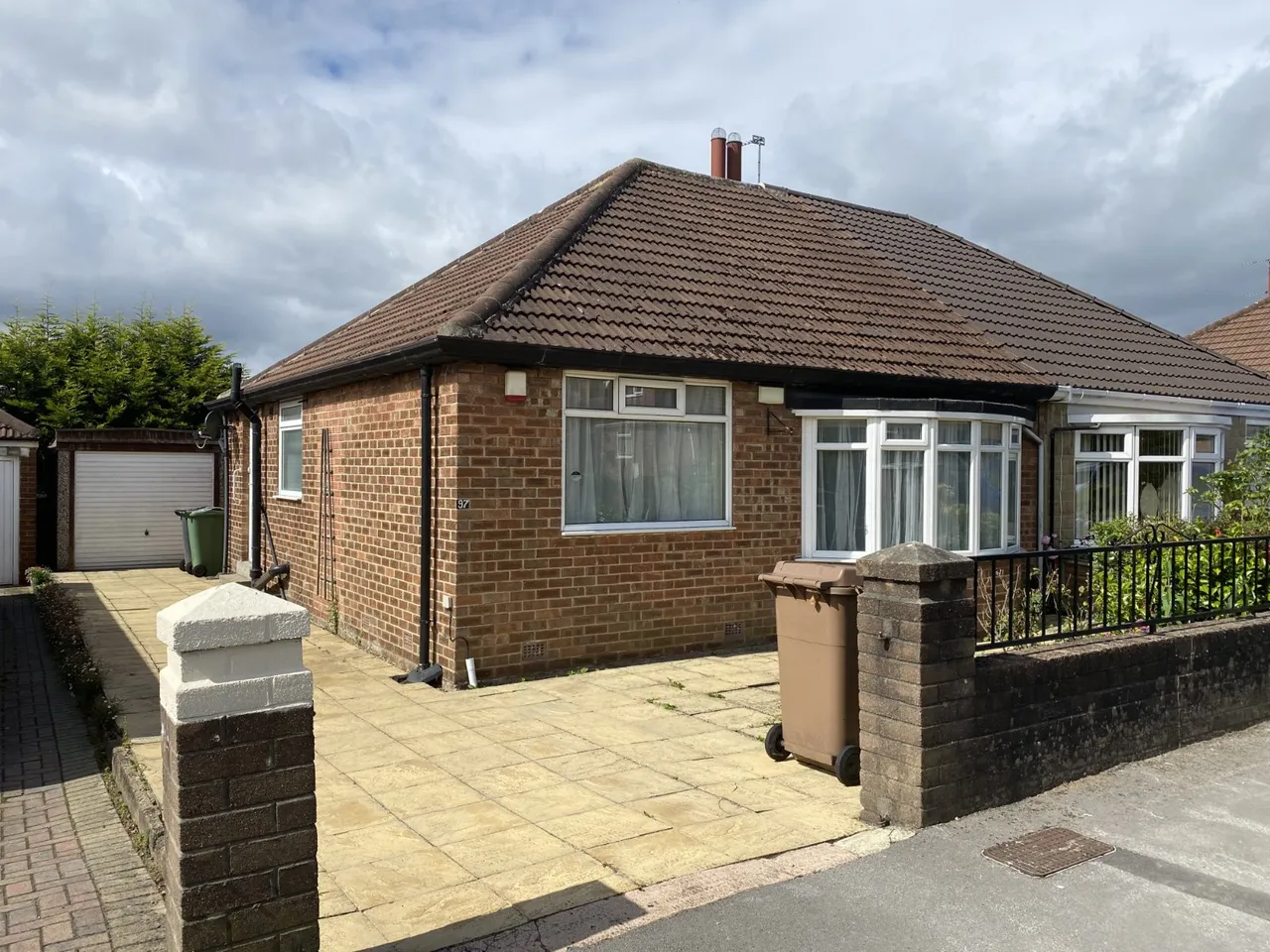 2 bed house to rent, High Moor Crescent, Leeds, LS17