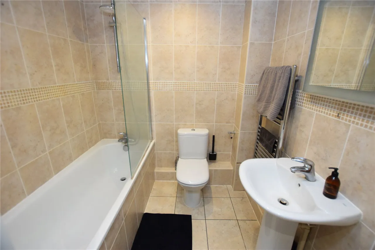 Guildford Road East, Farnborough, Hampshire, GU14 6TU, photo 11