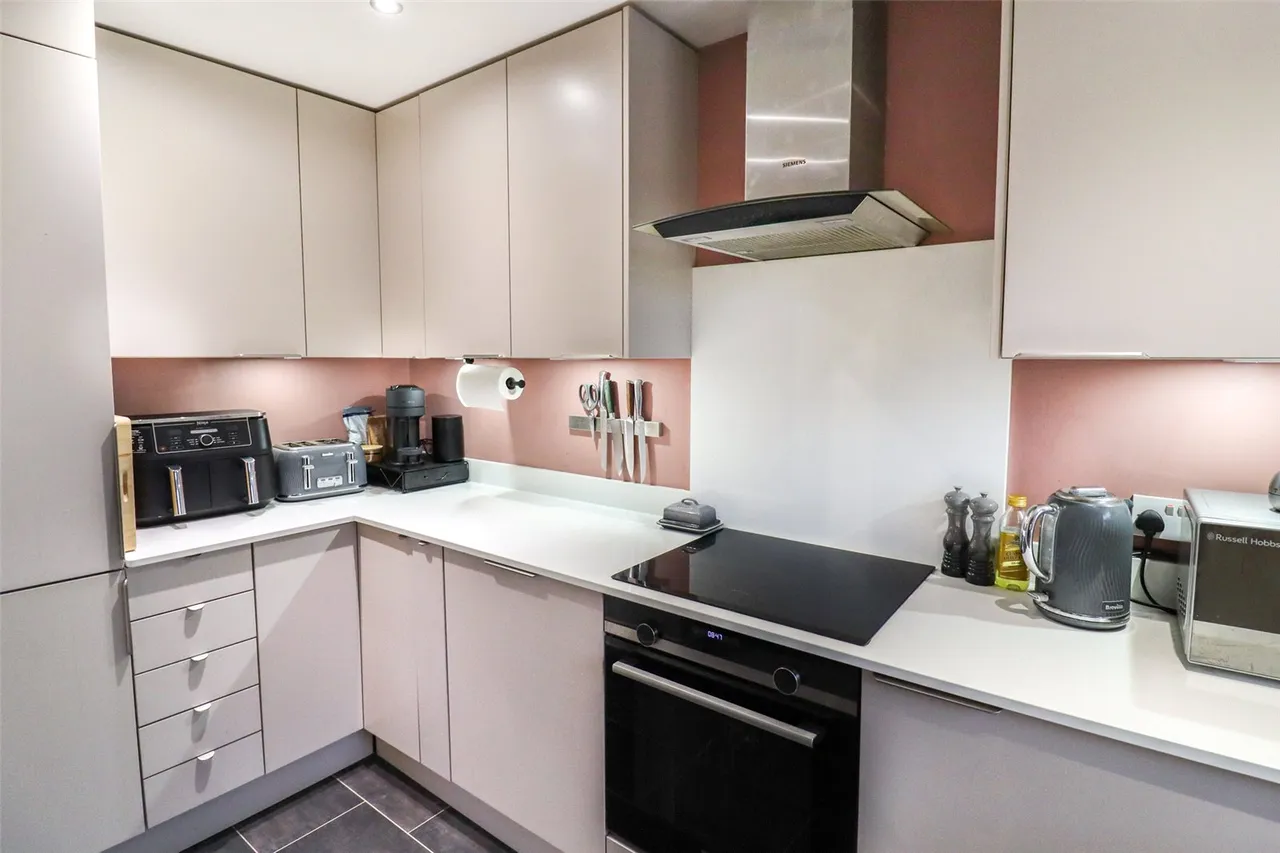 Guildford Road East, Farnborough, Hampshire, GU14 6TU, photo 6