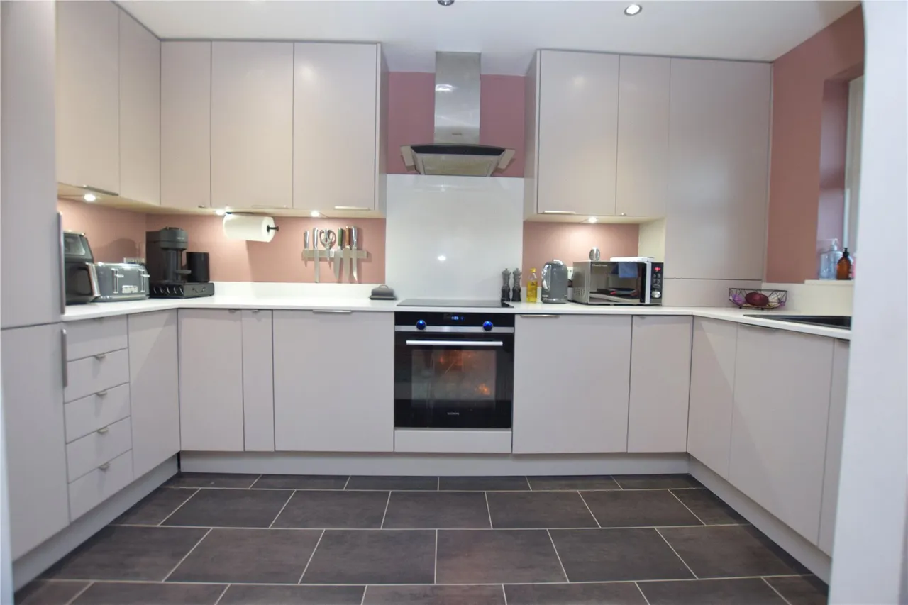 Guildford Road East, Farnborough, Hampshire, GU14 6TU, photo 2