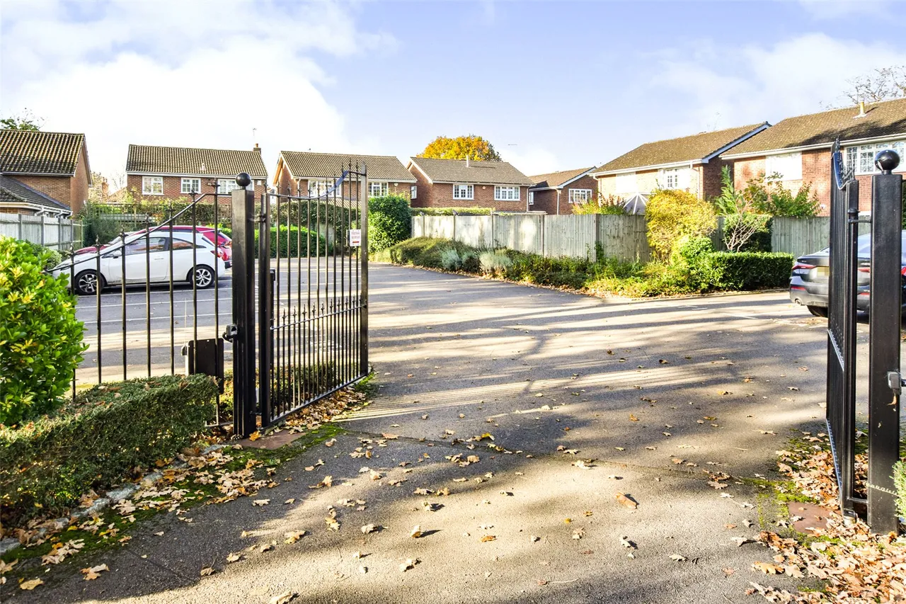 Guildford Road East, Farnborough, Hampshire, GU14 6TU, photo 5