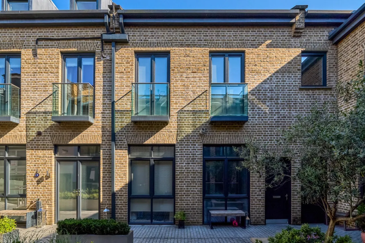 3 bed flat for sale — Hob Mews, Chelsea