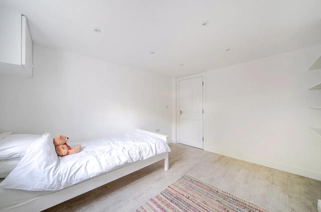 Drummond Road, Guildford, GU1, photo 13
