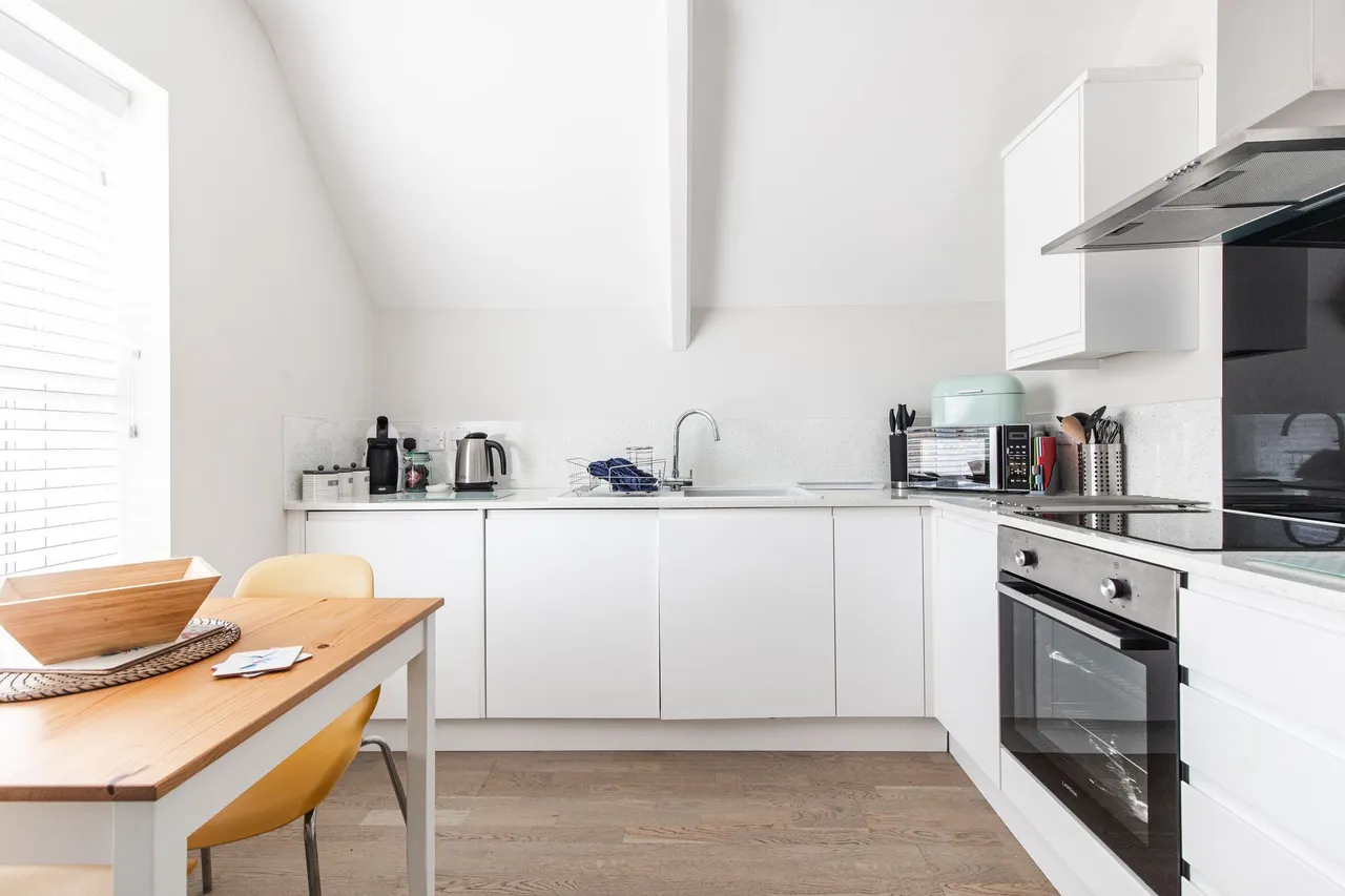 Smart One-Bedroom Apartment in Hunsta, photo 4