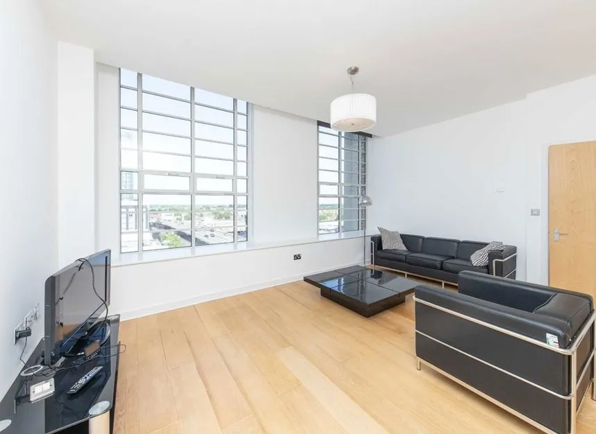 Great West Road, Brentford, TW8, photo 2