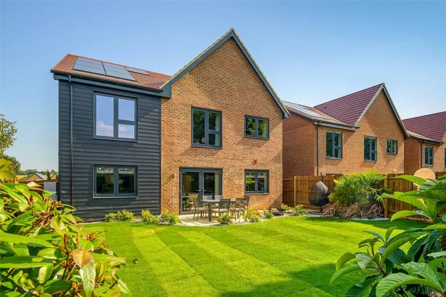 with 5 bedrooms in London Road, Newport, CB11, photo 17