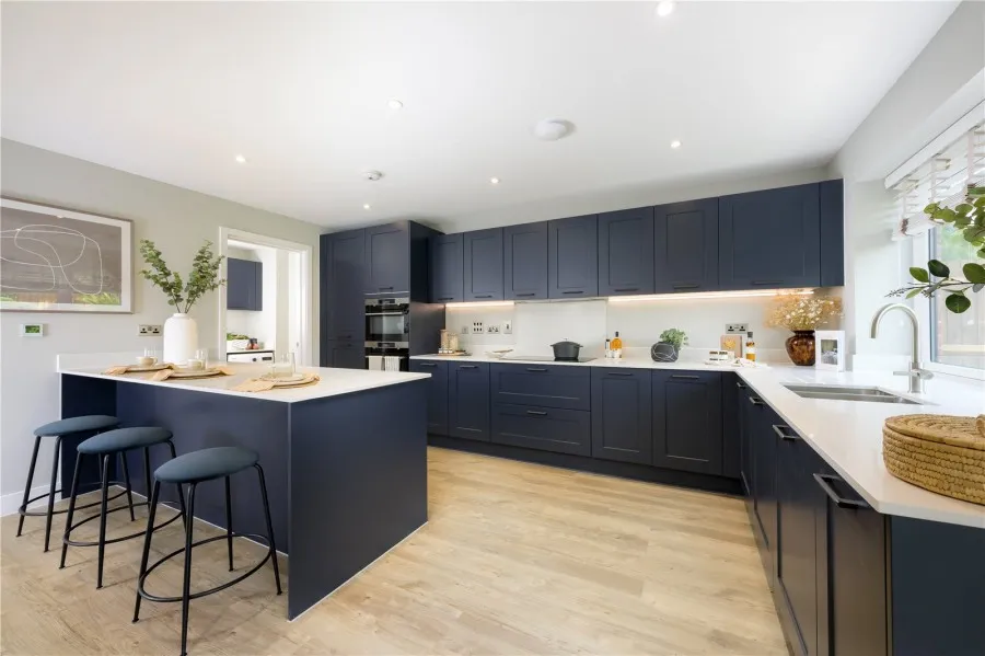 with 5 bedrooms in London Road, Newport, CB11, photo 4