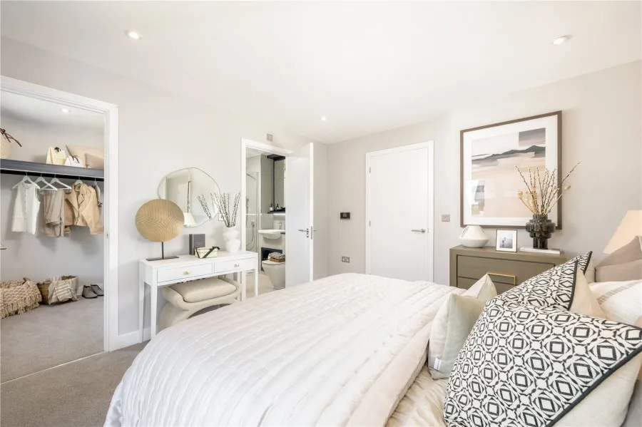 with 5 bedrooms in London Road, Newport, CB11, photo 11