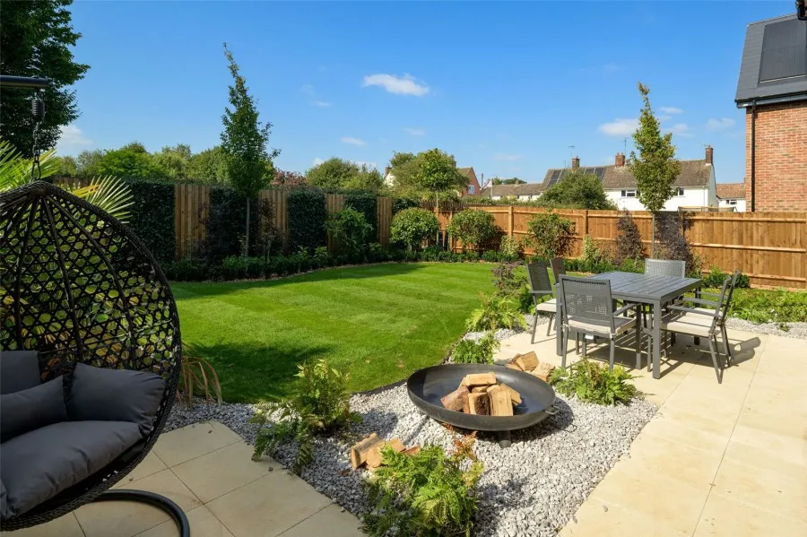 with 5 bedrooms in London Road, Newport, CB11, photo 16