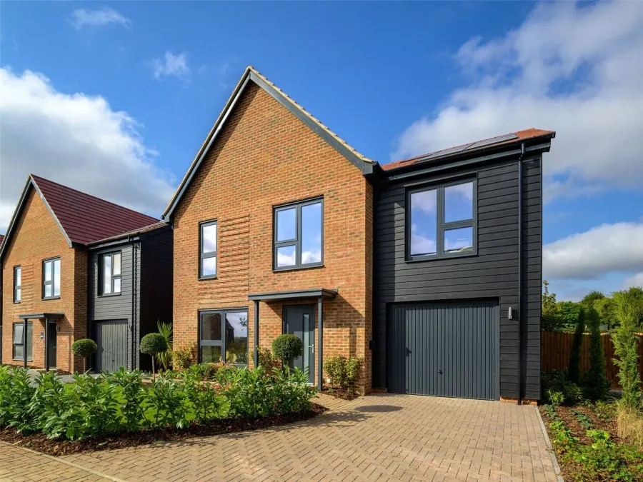 with 5 bedrooms in London Road, Newport, CB11, photo 2