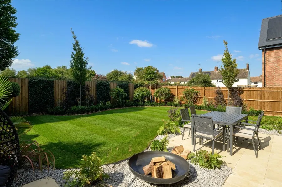 with 5 bedrooms in London Road, Newport, CB11, photo 15