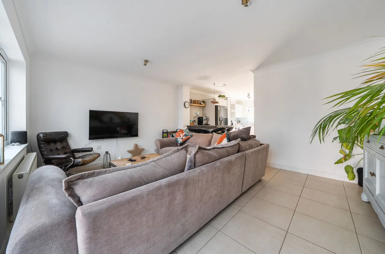 Caspian Close, Fishbourne, PO18, photo 11