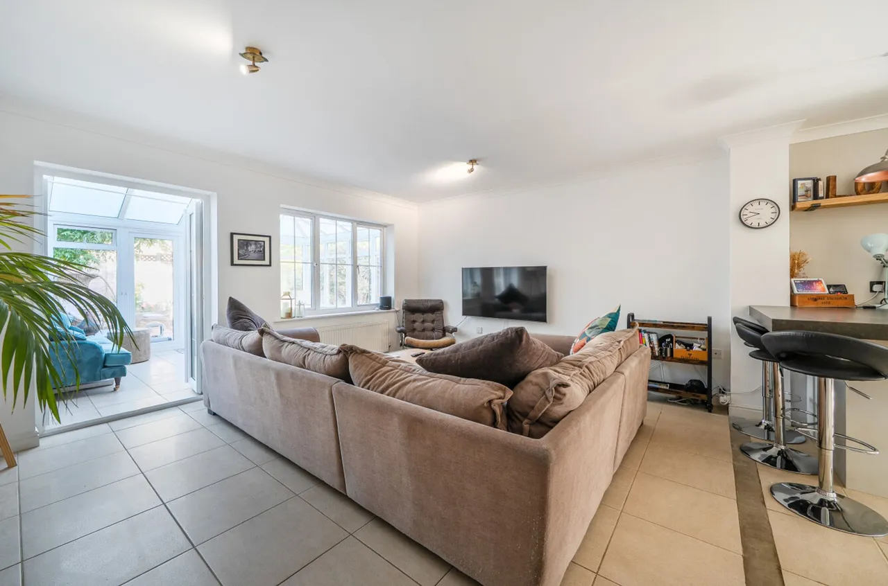 Caspian Close, Fishbourne, PO18, photo 4