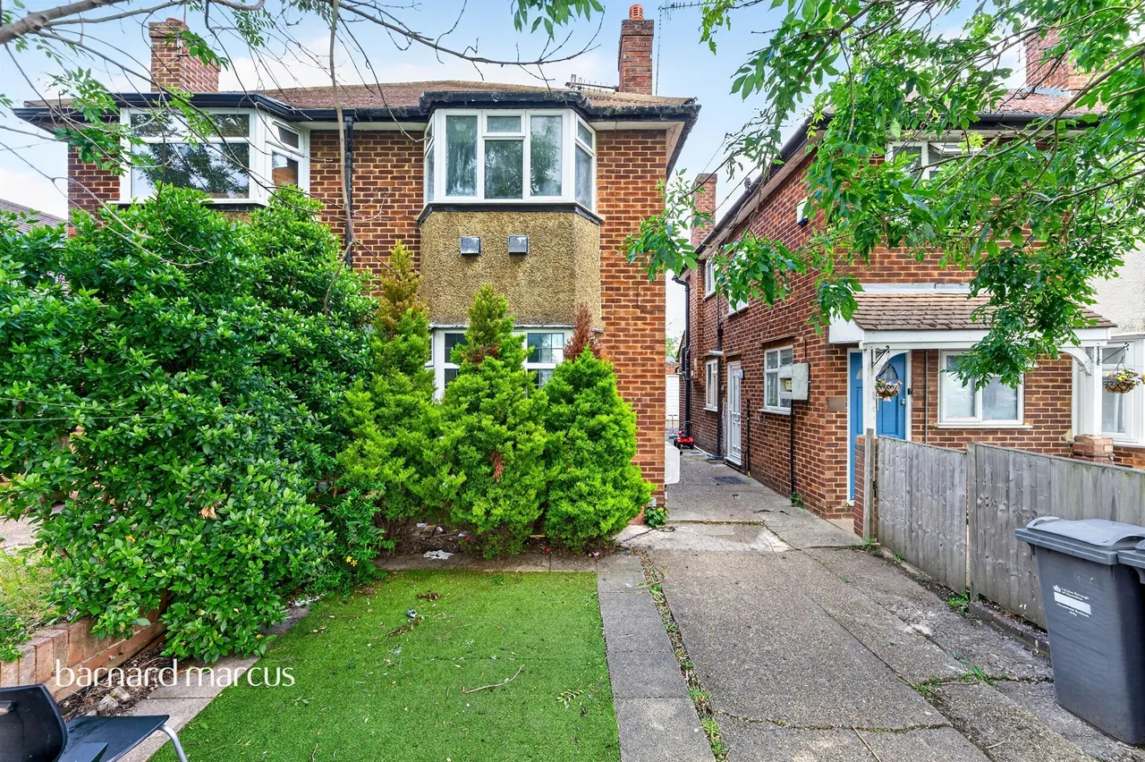 2 bed flat for sale — Staines Road, Feltham