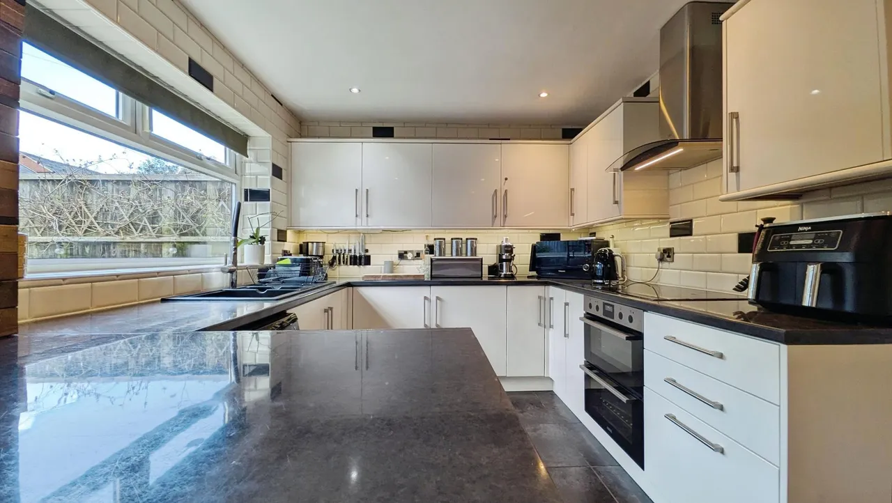 Esther Street, Greenacres, OL4, photo 12