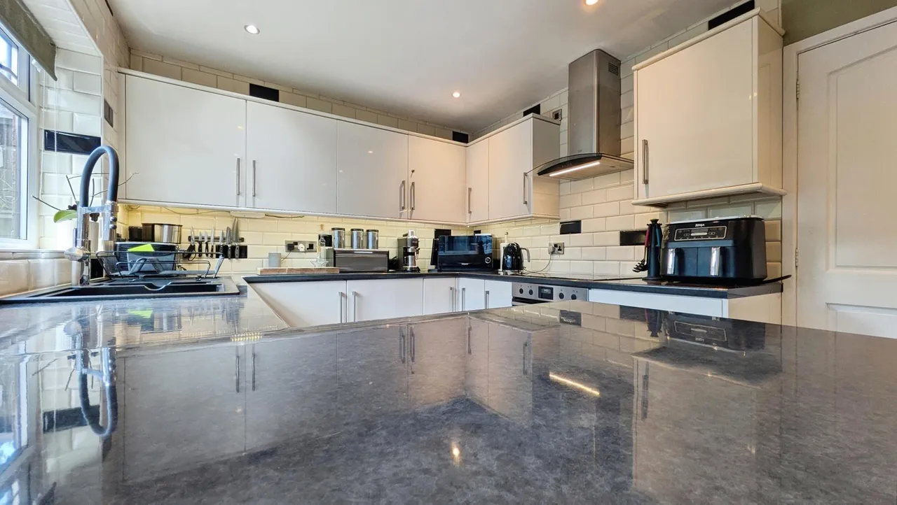 Esther Street, Greenacres, OL4, photo 11