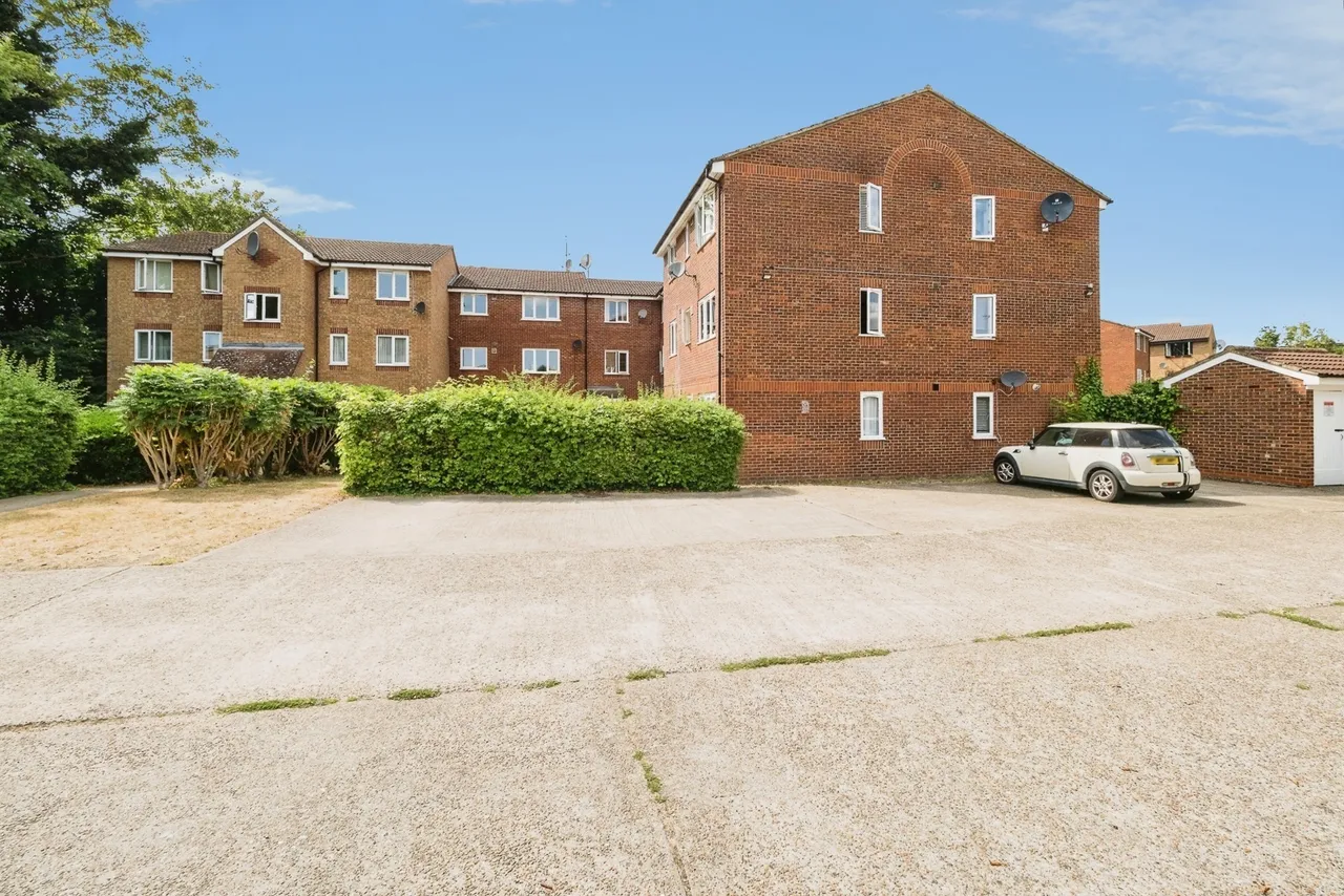 Latimer Drive, Hornchurch, RM12, photo 14