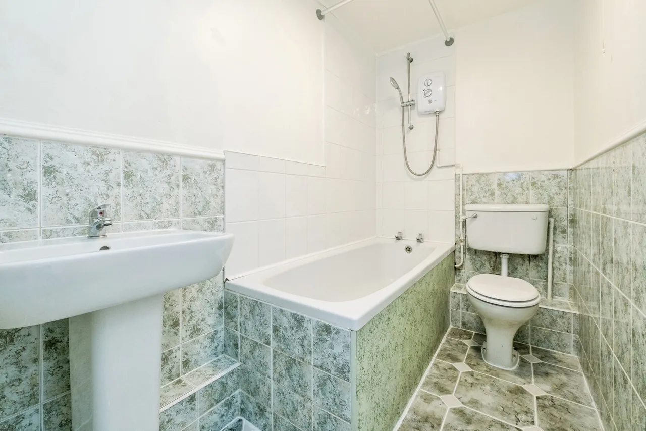 Latimer Drive, Hornchurch, RM12, photo 18