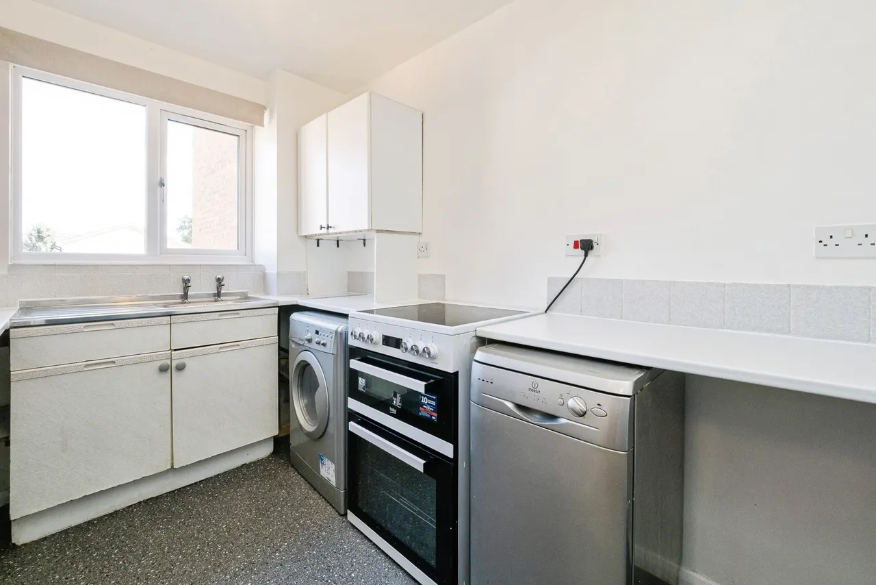Latimer Drive, Hornchurch, RM12, photo 4