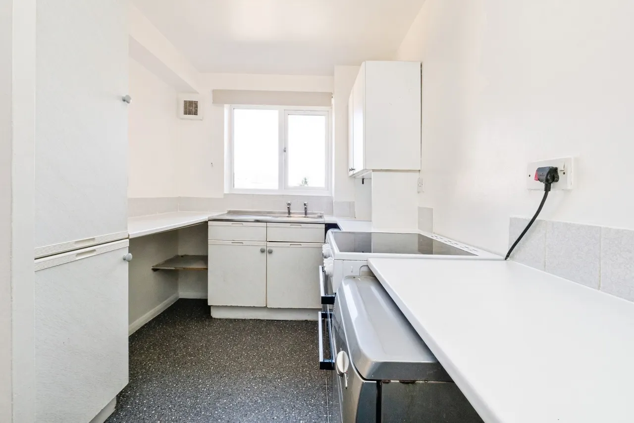 Latimer Drive, Hornchurch, RM12, photo 5