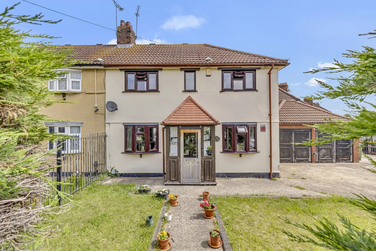 3 bed house for sale — Bellhouse Road, Essex, Romford, RM7 0LT