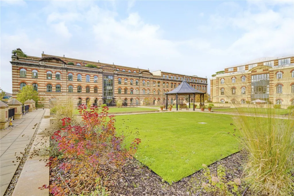 Brasenose Drive, London, photo 16