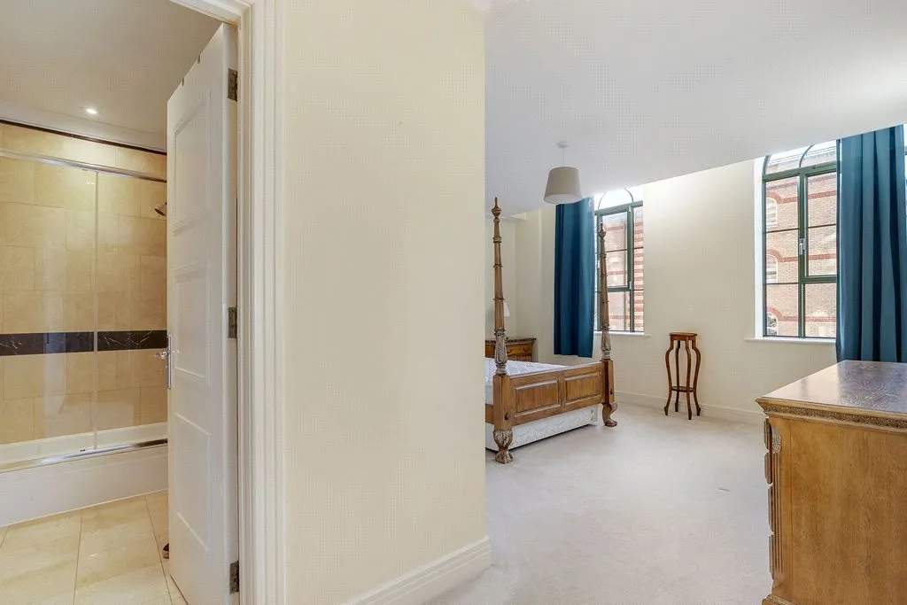 Brasenose Drive, London, photo 6