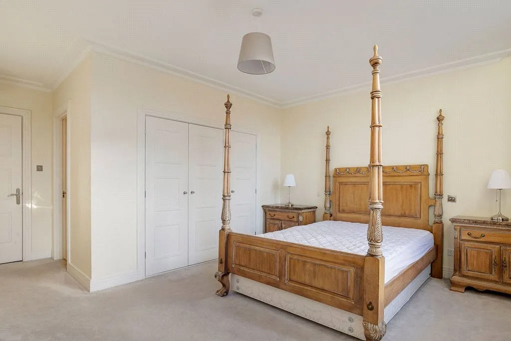 Brasenose Drive, London, photo 8