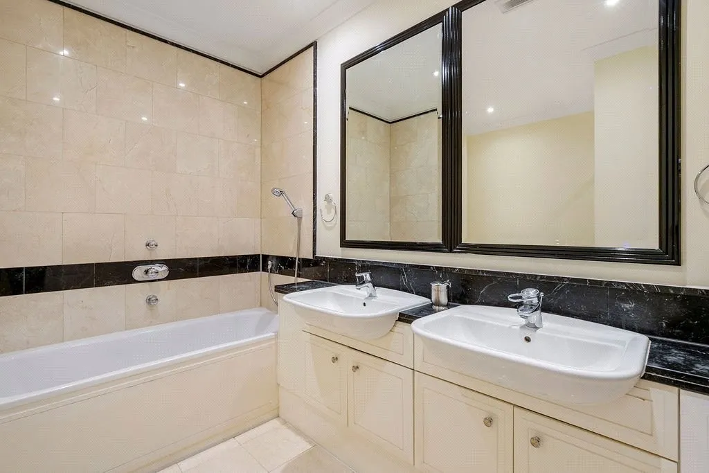 Brasenose Drive, London, photo 11