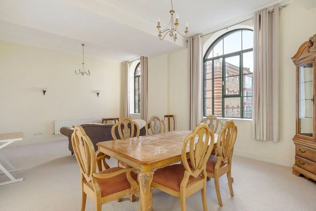 Brasenose Drive, London, photo 2