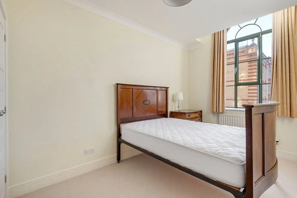 Brasenose Drive, London, photo 12