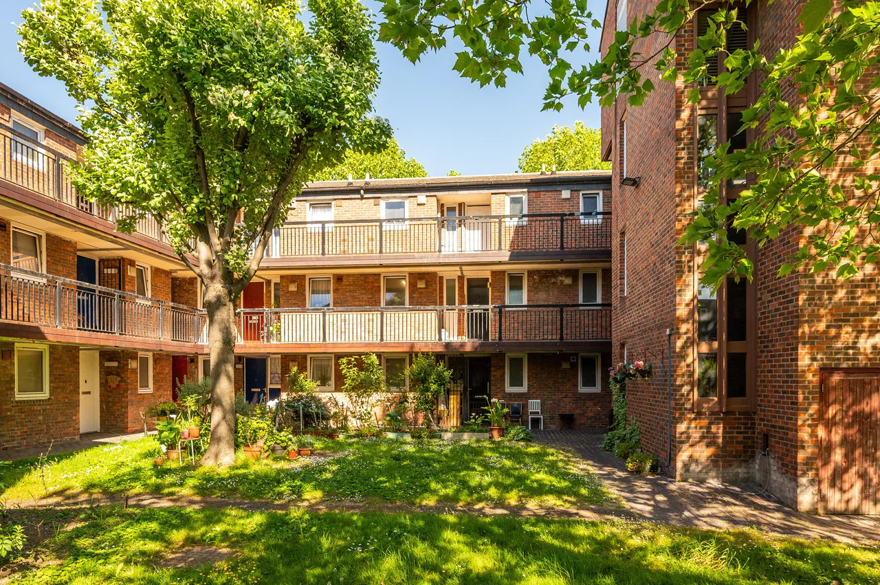 60 Langdale Close, London, photo 2